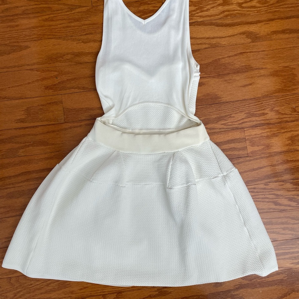 Elegant White Sleeveless Dress - Picture 3 of 3